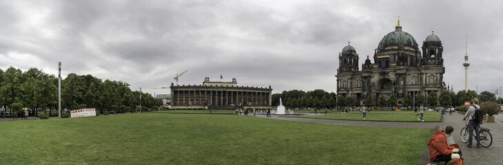 Obraz premium Panoramic view of the Berlin Cathedral and the Altes Museum from the Lustgarten park, Germany