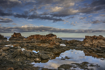 Eine felsige Küstenlandschaft mit Reflexen.