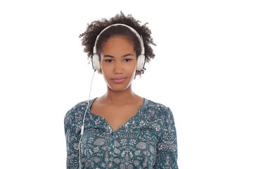 Attraktive junge Frau mit Weißen Kopfhörern hört Musik