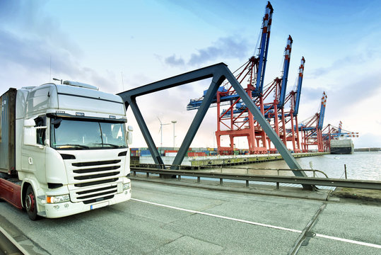 Warenhandel und Logistik: LKW im Containerhafen // Merchandise and logistics: Trucks in the container port