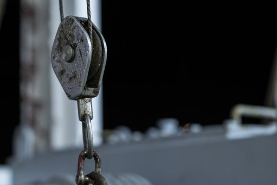 Polea de metal con cable