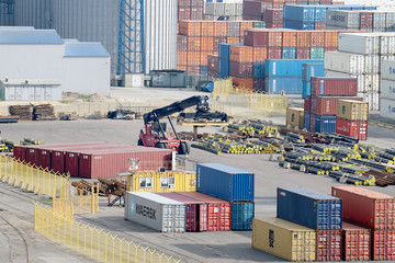 containers in seaport await retrieval