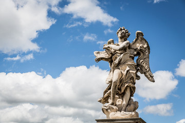 Fototapeta na wymiar Engelsstatue mit blauem Himmel in Rom