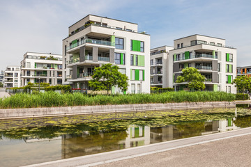 Moderne Neubausiedlung am Wasser