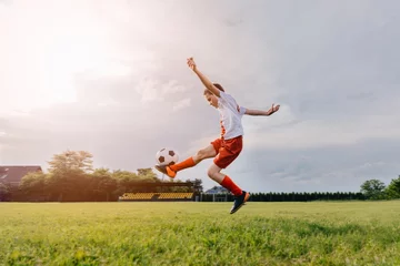 Fototapete Rund Fußball 8 Jahre altes Jungenkind, das Fußball spielt  © Daniel Jędzura