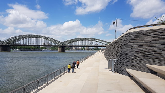 Die Kennedy-Uferpromenade in K&ouml;ln-Deutz