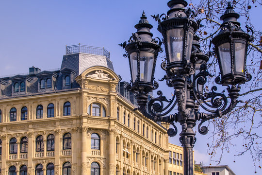 Altbau und historische Laterne
