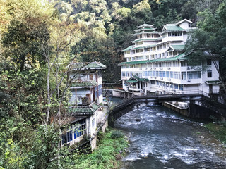 Fototapeta na wymiar view of spa resort hotel near river in Jiangdi