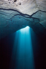 sunlight through kilsbys cave