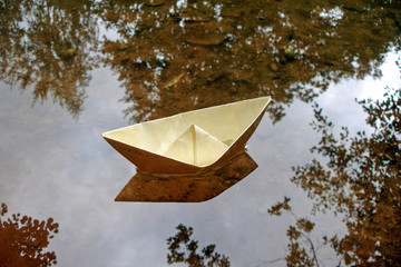 boot, papierboot, schiffchen, wasser, see, papier, liebe, abschied, 