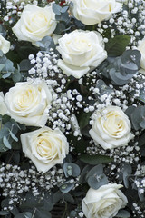 Rosen und Schleierkraut in weiß