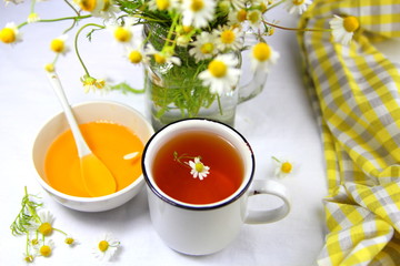 ромашковый чай  в кружке  медом