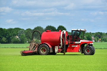 Obraz premium Injection of liquid manure with a slurryinjector to reduce emissions of ammonia, phosphate, nitrate and greenhouse gases. 