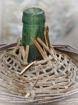 alte Korbflasche