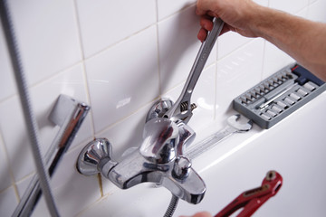 Installateur bei der Arbeit in einem Badezimmer 