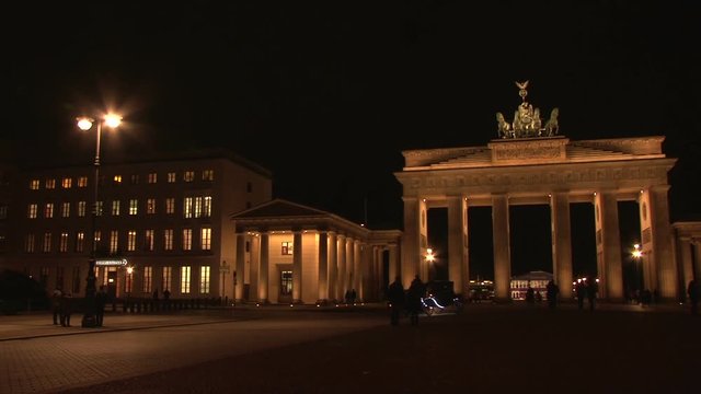 Tourists visit the Brandenburger Gate