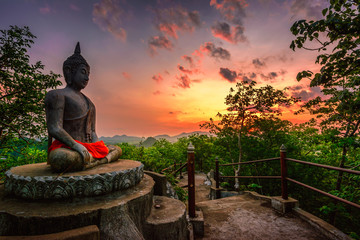 De schoonheid van de Aziatische cultuur. Boeddhabeelden op een bergtop.
