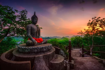 Photo sur Plexiglas Bouddha La beauté de la culture asiatique. Statues de Bouddha au sommet d& 39 une montagne.