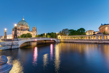 Fototapeta na wymiar The Berlin Cathedral and the Museum Island at dusk