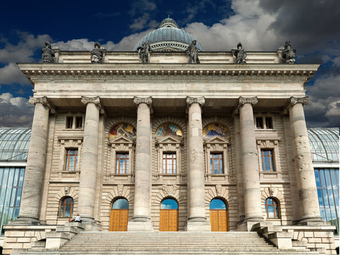 Bayerische Staatskanzlei Straußoleum wolken blau