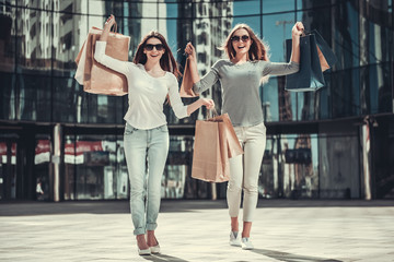 Obraz na płótnie Canvas Girls doing shopping in city