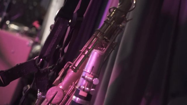 saxophone and clarinette
tilt up, pink ambient