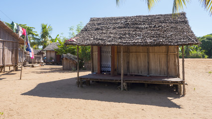 Fototapeta na wymiar Tipica casa sulla spiaggia di Nosy Iranja, Madagascar 