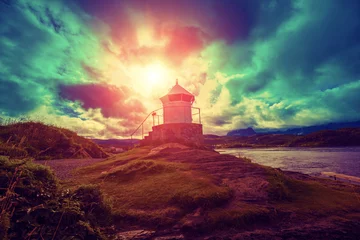 Photo sur Plexiglas Phare phare contre ciel nuageux dramatique pendant le coucher du soleil