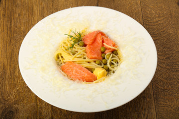 Spaghetti with salmon and green pea