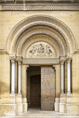 Eingangsportal der Pfarrkirche Saint-Théodorit in Uzès, Frankreich