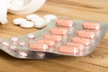 Fototapeta na wymiar Verschiedene Tabletten auf einem Tisch