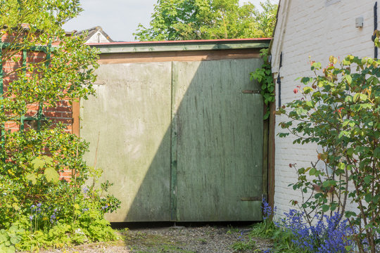 Altes Tor einer Garage aus Holz