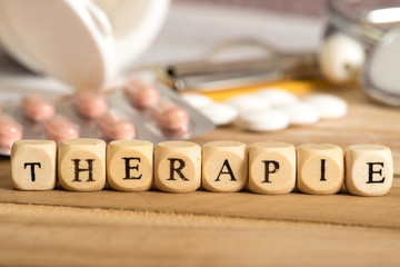 Ein Stethoskop, verschiedene Tabletten und eine Therapie