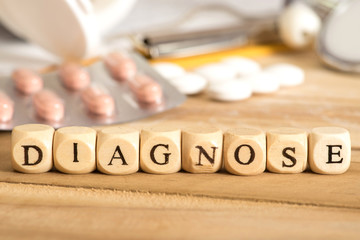 Tabletten, Stethoskop und das Wort Diagnose