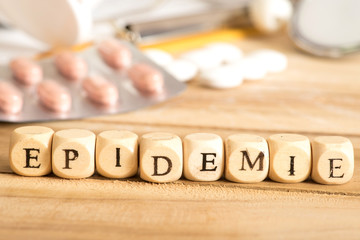 Verschiedene Tabletten, Stethoskop und das Wort Epidemie