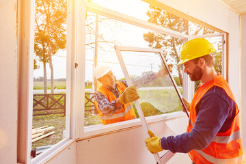 Handwerker montieren Fenster im Haus