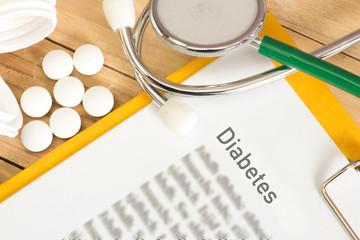 Tabletten, Stethoskop und Diagnose Diabetes