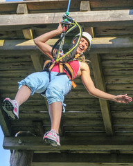 couragierte Sportlerin im Hochseilgarten