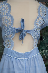détail robe d'été dos nu
