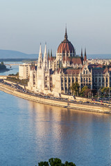 Obraz premium Węgierski parlament w Budapeszcie nad Dunajem