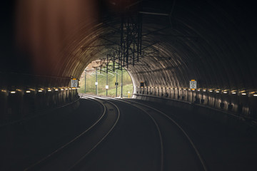 Fototapeta premium Zugfahrt durch den Tunnel