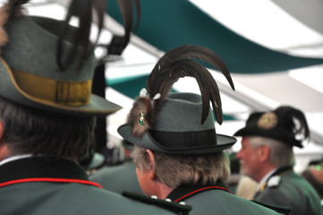 Drei Schützenköpfe mit Hut, von hinten auf dem Schützenfest