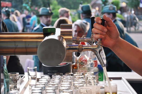 Bierzapfen auf dem Sch&uuml;tzenfest 