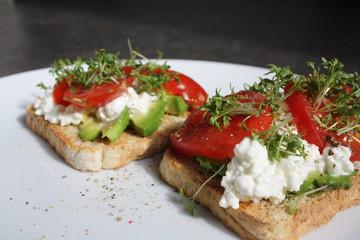 Toast mit Tomate und Avocado