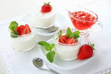 Healthy yogurt with fresh strawberries and strawberry sauceいちごヨーグルト