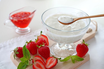 Healthy yogurt with fresh strawberries and strawberry sauceいちごヨーグルト