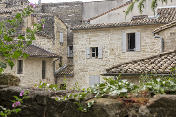 Fototapeta na wymiar Typische Wohnhäuser in Uzes, Südfrankreich
