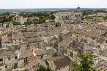 Obraz premium Über den Ziegeldächern der Kleinstadt Uzes in Südfrankreich
