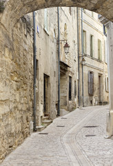 Malerische Gasse in Uzes, Südfrankreich (Ardeche)