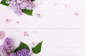 Photo sur Plexiglas Lilas Belles fleurs lilas blanches et violettes sur bois blanc. Mise à plat, vue de dessus avec fond